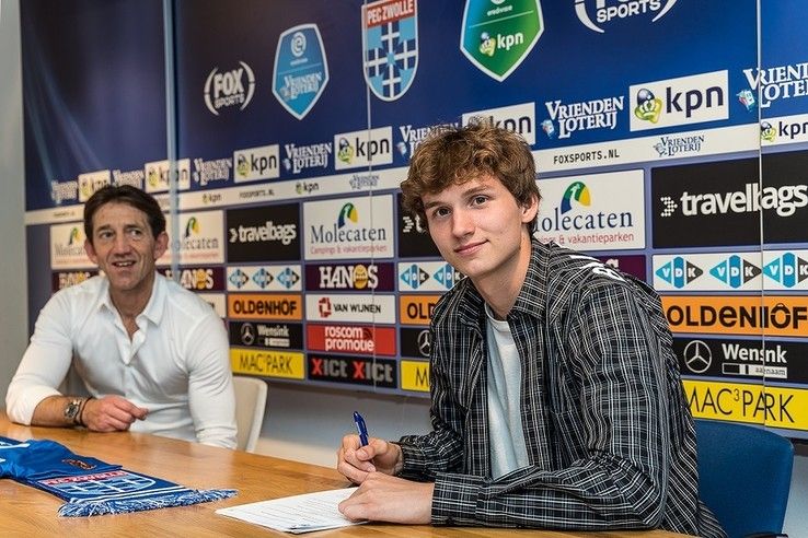 Rav van den Berg tekent eerste contract bij PEC Zwolle - Foto: PEC Zwolle