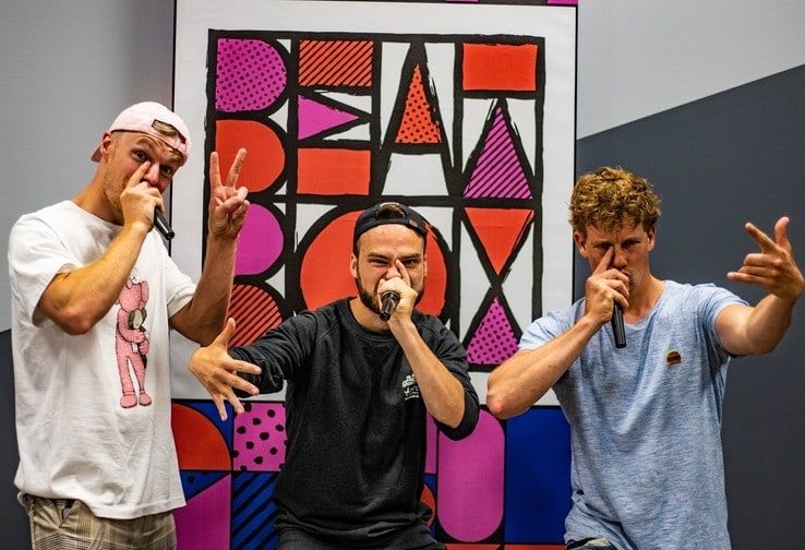 Vlogger Enzo Knol krijgt beatbox-les in fonkelnieuwe Beatbox - Foto: Vibey Visuals