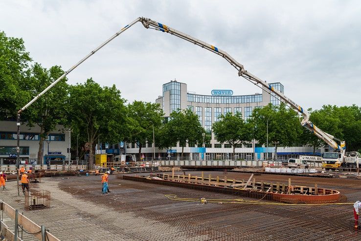 Laatste grote betonstort op Stationsplein verloopt voorspoedig - Foto: Peter Denekamp