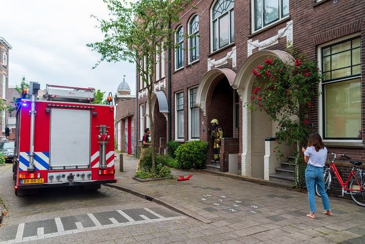 Brandweer rukt uit voor piepende rookmelder in Assendorp - Foto: Peter Denekamp