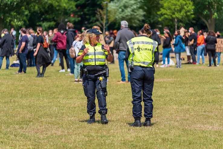 Burgemeester tevreden over verloop demonstratie in Park de Wezenlanden - Foto: Peter Denekamp
