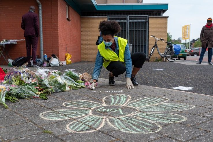 Herdenking overleden arrestant in Zwolle: ‘being black is not a crime, gevaarlijk gedrag is dat wel’ - Foto: Peter Denekamp