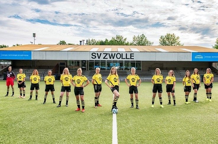 Damesteam SV Zwolle presenteert nieuw voetbaltenue - Foto: Ferdy Damman