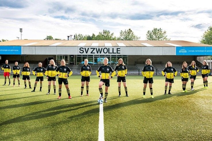 Damesteam SV Zwolle presenteert nieuw voetbaltenue - Foto: Ferdy Damman