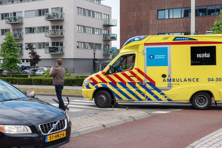 Fietser gewond bij aanrijding op Burgemeester Roelenweg - Foto: Peter Denekamp