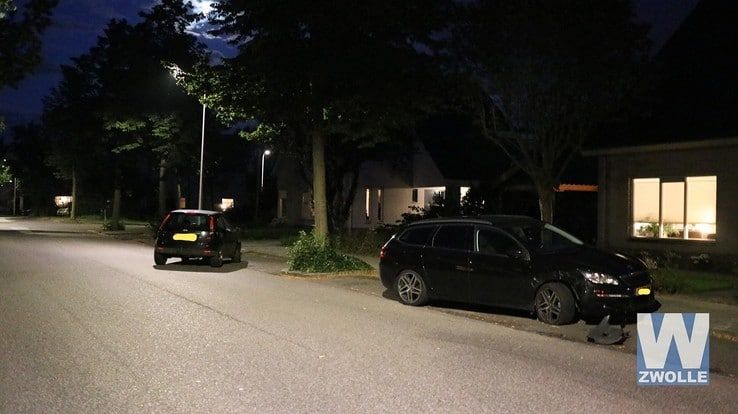 Mogelijk beschonken bestuurster ramt auto in Zwolle-Zuid - Foto: Arjen van der Zee