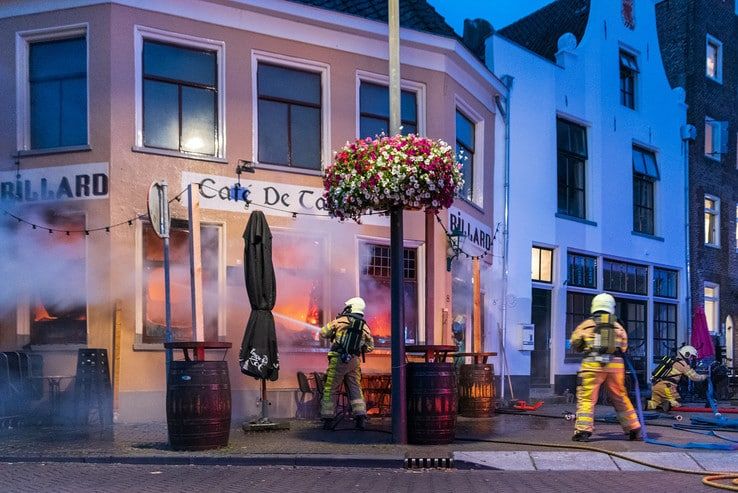 Café De Tagrijn door brand verwoest - Foto: Peter Denekamp