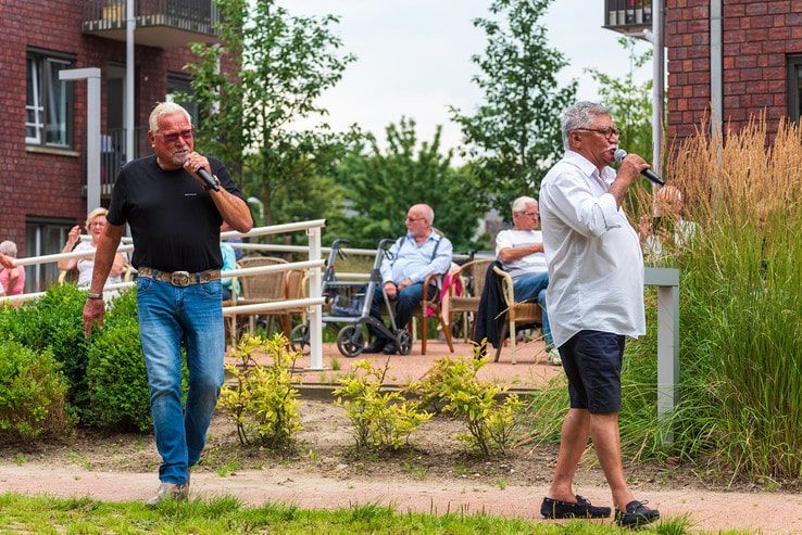 Henk en Mick geven swingend concert in tuin van Westenhage - Foto: Peter Denekamp