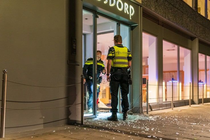 Inbreker overlopen tijdens inbraak bij brillenzaak in Assendorp - Foto: Peter Denekamp
