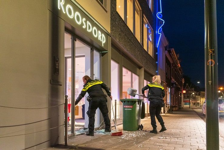 Inbreker overlopen tijdens inbraak bij brillenzaak in Assendorp - Foto: Peter Denekamp