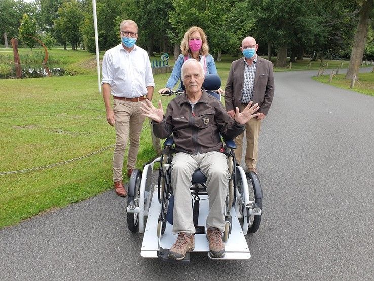 Verpleeghuis Zandhove krijgt rolstoelfiets - Foto: Ingezonden foto