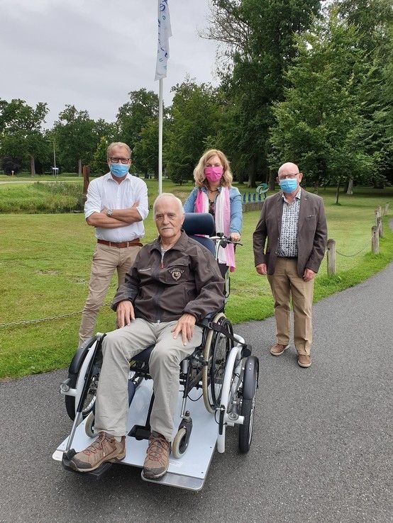 Verpleeghuis Zandhove krijgt rolstoelfiets - Foto: Ingezonden foto