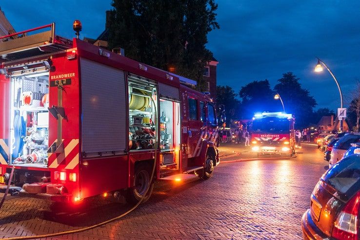Publiek hindert brandweer bij bluswerk in binnenstad Zwolle - Foto: Peter Denekamp