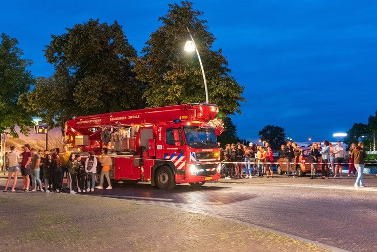 Publiek hindert brandweer bij bluswerk in binnenstad Zwolle - Foto: Peter Denekamp