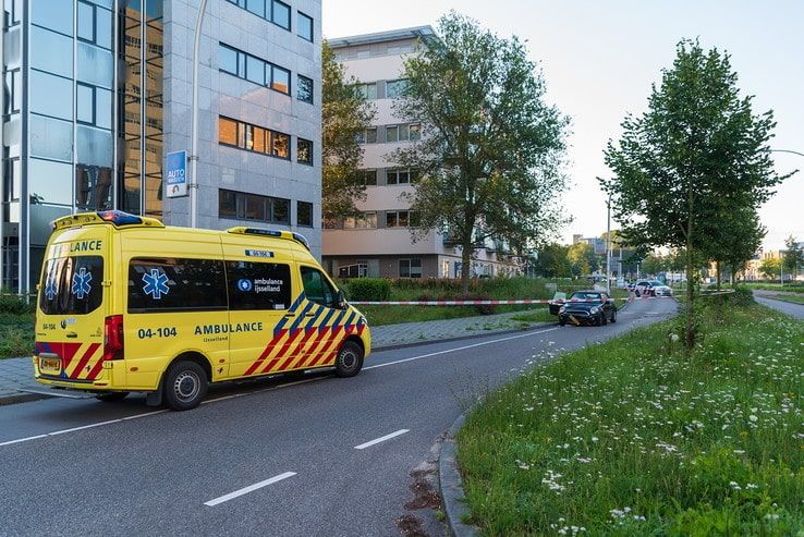 Bestuurder aangehouden na ongeval op Burgemeester Roelenweg - Foto: Peter Denekamp