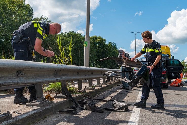 Forse blikschade bij ongeval op IJsselallee - Foto: Peter Denekamp