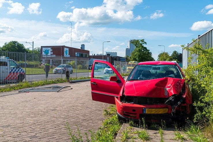 Automobilist onder invloed ramt hek IJsselhallen Zwolle - Foto: Peter Denekamp