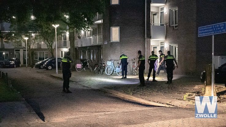 Politie lost schot bij aanhouding Diezerpoort - Foto: Arjen van der Zee