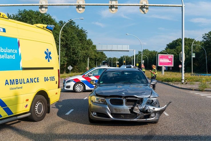 Auto slaat over de kop op IJsselallee, bestuurder gewond - Foto: Peter Denekamp
