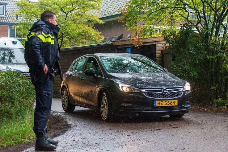 Zwaarbewapende agenten en EOD ingezet na wapenvondst in Zwolle - Foto: Peter Denekamp