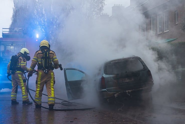 Auto vliegt in brand tijdens klussen in Pierik - Foto: Peter Denekamp