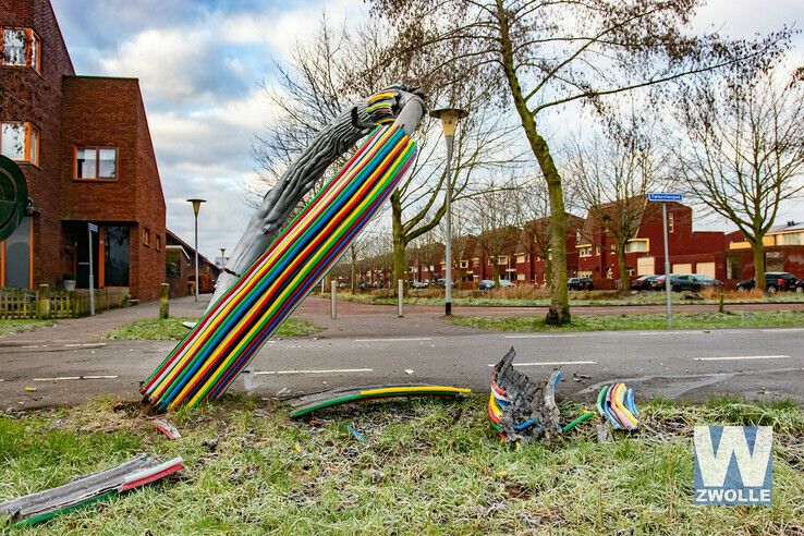 Politie Zwolle heeft foto’s van voertuig dat regenboogkunstwerk zwaar beschadigde - Foto: Arjen van der Zee