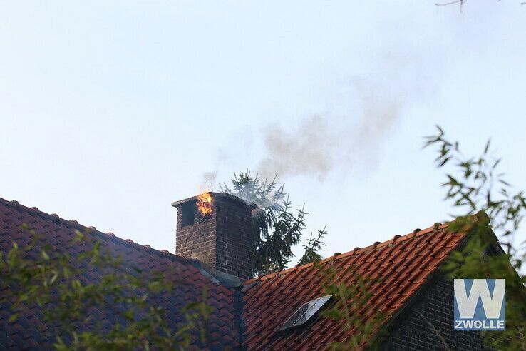 Brandweer blust schoorsteenbrand aan Wipstrikkerallee - Foto: Arjen van der Zee