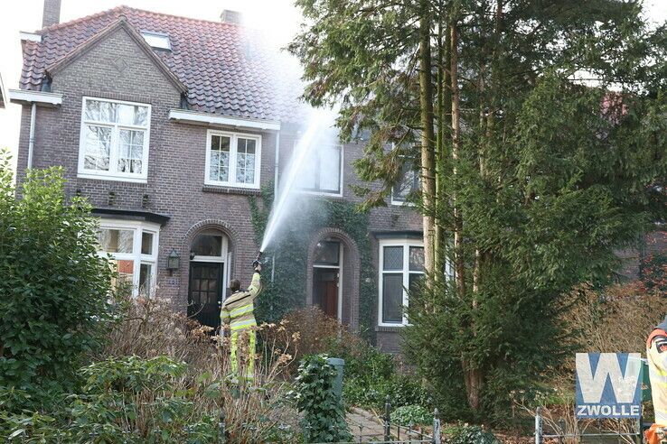 Brandweer blust schoorsteenbrand aan Wipstrikkerallee - Foto: Arjen van der Zee
