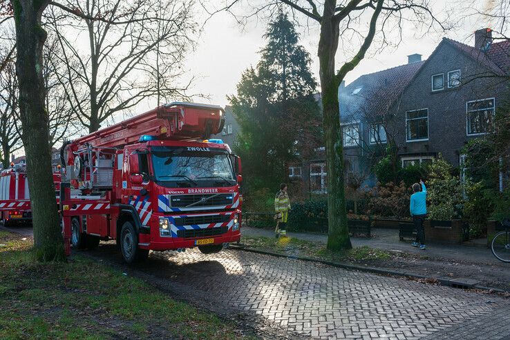 Brandweer blust schoorsteenbrand aan Wipstrikkerallee - Foto: Peter Denekamp