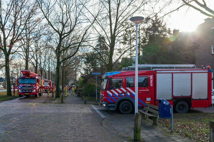 Brandweer blust schoorsteenbrand aan Wipstrikkerallee - Foto: Peter Denekamp