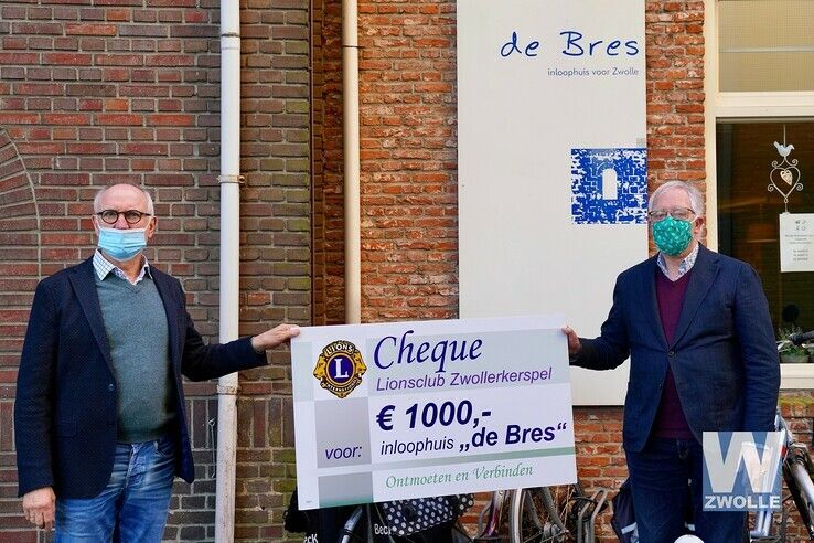 Voorzitter Eduard Metselaar (rechts) van De Bres ontvangt de cheque van 1.000 euro van Willem van Beek van Lionsclub Zwollerkerspel - Foto: Lionsclub Zwolle