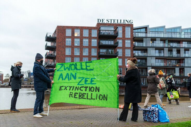 Klimaatactivisten duiken in ijskoude Zwolse stadsgracht - Foto: Peter Denekamp