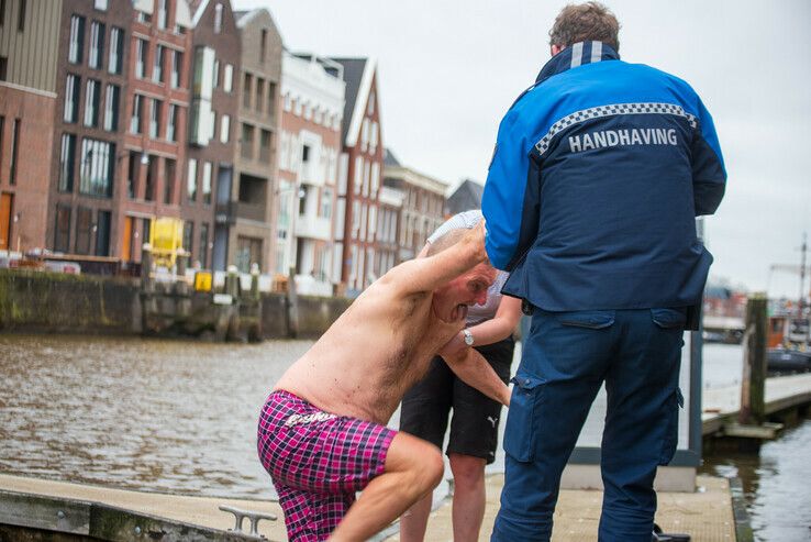 Klimaatactivisten duiken in ijskoude Zwolse stadsgracht - Foto: Peter Denekamp
