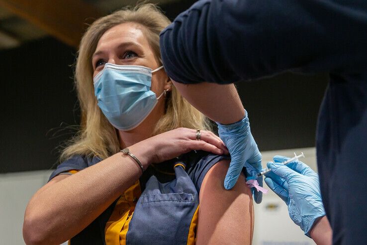 Gerlinde van Carinova krijgt coronavaccin als eerste verpleeghuismedewerker in IJsselland - Foto: GGD IJsselland
