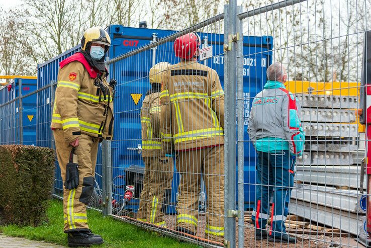 Brandweer Zwolle redt machinist uit hijskraan in Hattem - Foto: Peter Denekamp