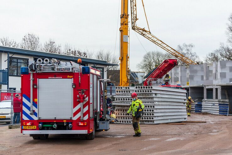 Brandweer Zwolle redt machinist uit hijskraan in Hattem - Foto: Peter Denekamp