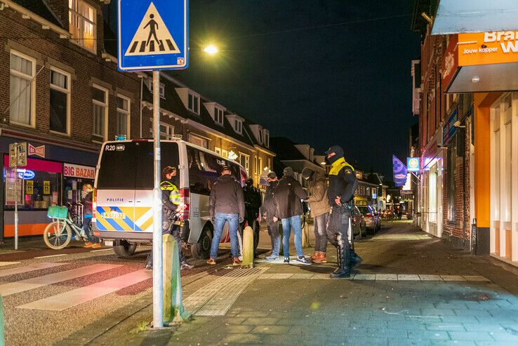Opnieuw noodbevel in Zwolle, politie massaal de straat op - Foto: Peter Denekamp