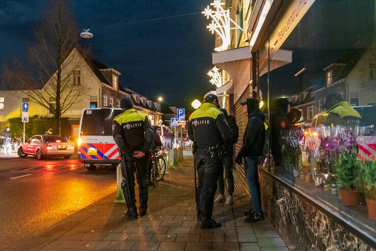 Opnieuw noodbevel in Zwolle, politie massaal de straat op - Foto: Peter Denekamp