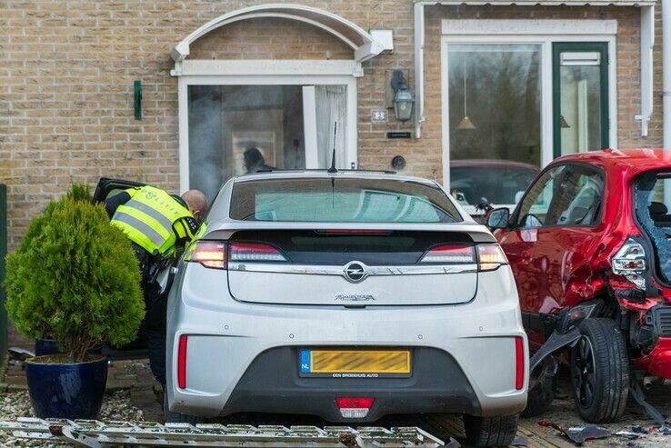 Auto ramt woning in Zwolle-Zuid, drie gewonden - Foto: Peter Denekamp