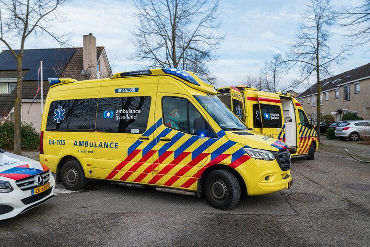 Auto ramt woning in Zwolle-Zuid, drie gewonden - Foto: Peter Denekamp