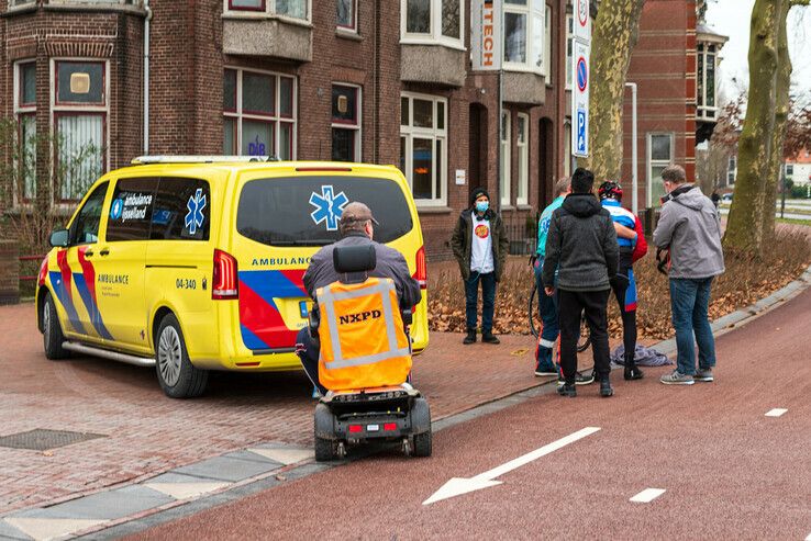 Wielrenner geschept door auto op Willemskade - Foto: Peter Denekamp