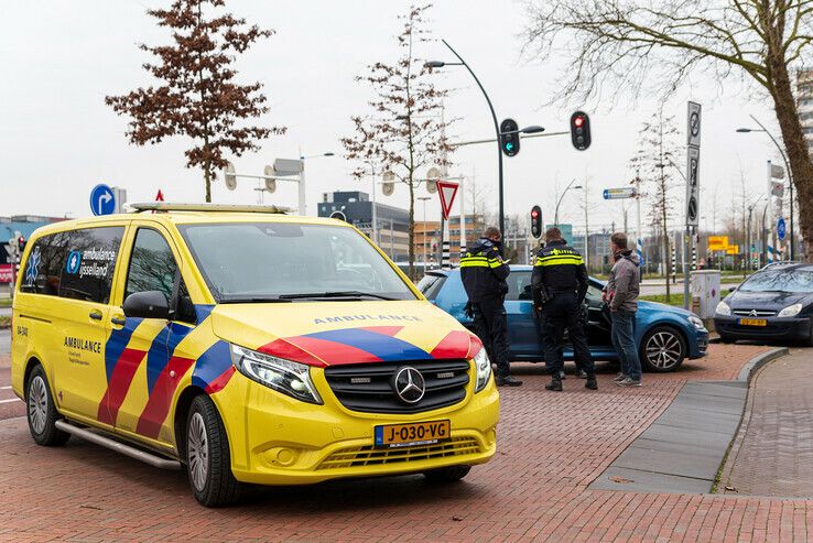 Wielrenner geschept door auto op Willemskade - Foto: Peter Denekamp