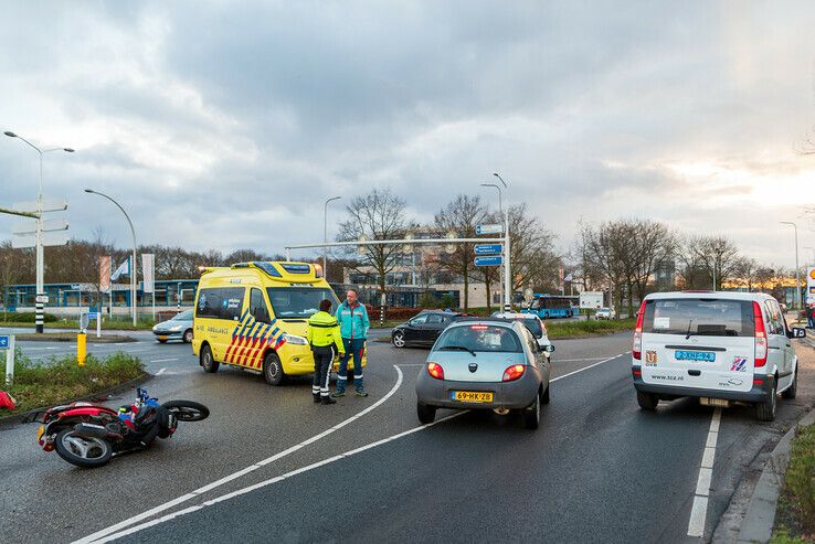 Scooterrijder gewond door botsing op Zwartewaterallee - Foto: Peter Denekamp