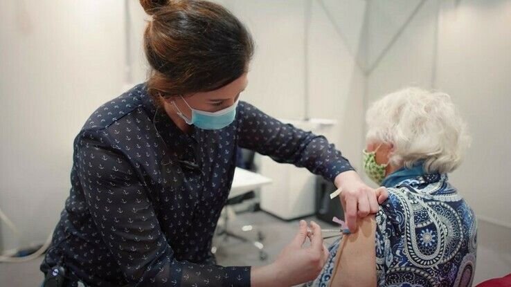 Filmpje corona-vaccinatie bij ouderen in IJsselhallen - Foto: GGD IJsselland