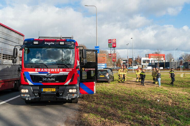 Autobrand op snelweg bij Zwolle loopt af met een sisser - Foto: Peter Denekamp