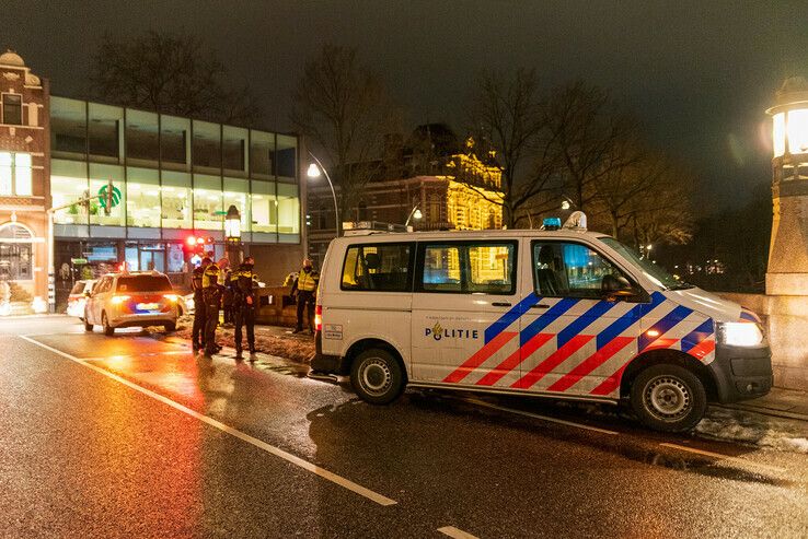 Politie rukt groots uit voor conflict bij Sassenpoort - Foto: Peter Denekamp
