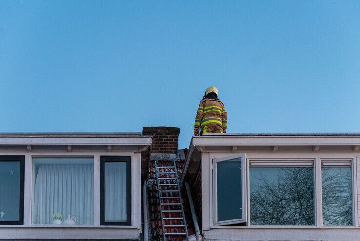 Brandweer redt kat uit schoorsteen in Pierik - Foto: Peter Denekamp