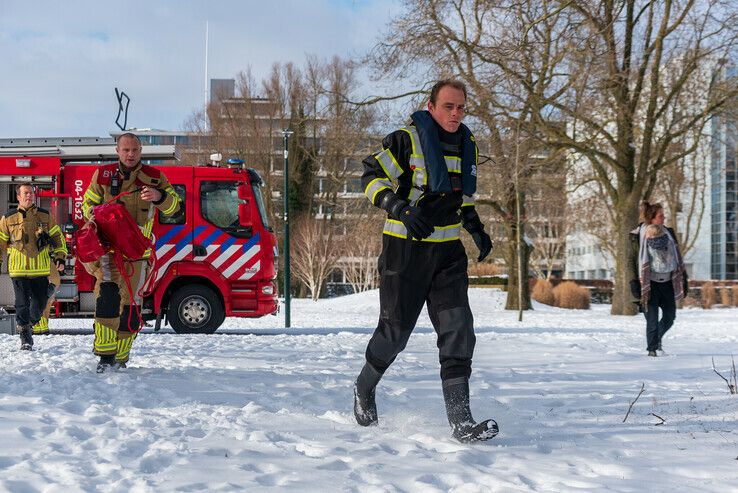 Brandweer redt door het ijs gezakte hond in Zwolle - Foto: Peter Denekamp