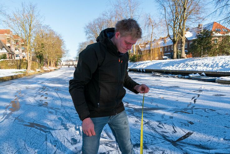 IJsmeester van de Nieuwe Vecht controleert het ijs, schaatsen en langlaufen in Zwolle - Foto: Peter Denekamp