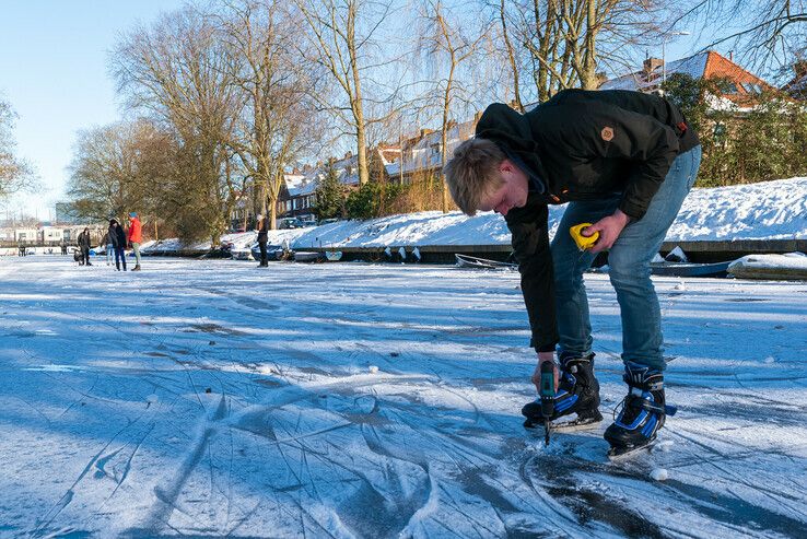 IJsmeester van de Nieuwe Vecht controleert het ijs, schaatsen en langlaufen in Zwolle - Foto: Peter Denekamp